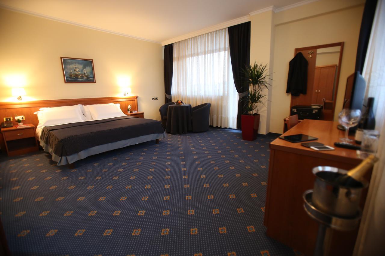 Hotel Continental Vorë Eksteriør bilde