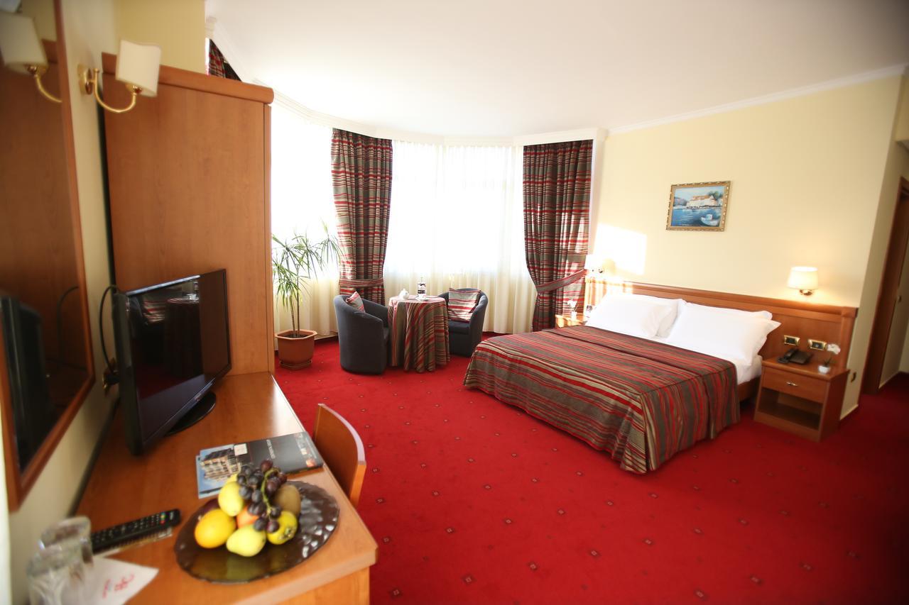 Hotel Continental Vorë Eksteriør bilde