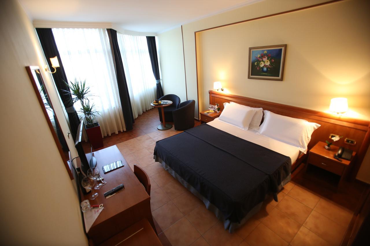 Hotel Continental Vorë Eksteriør bilde