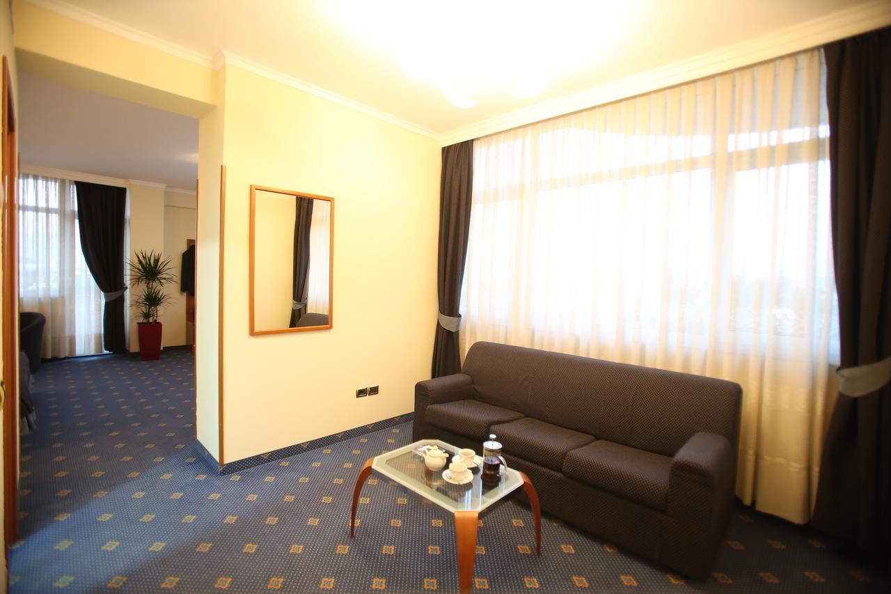 Hotel Continental Vorë Eksteriør bilde